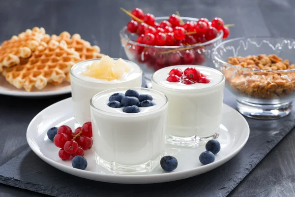 Sortiment Naturjoghurt mit frischen Beeren zum Frühstück — Stockfoto