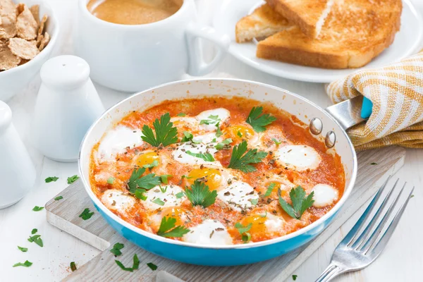 Breakfast with fried quail eggs in a pan — Stock Photo, Image