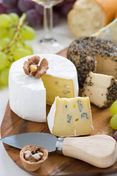 Käseplatte, Snacks, Brot und Wein, Nahaufnahme — Stockfoto