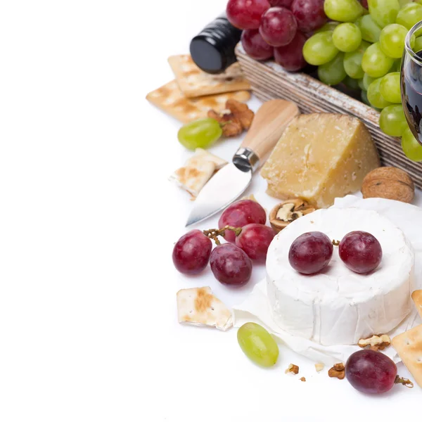 Sery, czerwone i zielone winogrona, krakersy, na białym tle — Zdjęcie stockowe