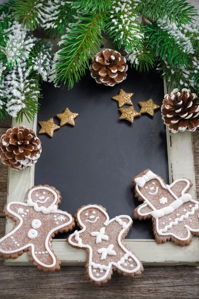 Zwarte board voor tekst en gingerbread man christmas concept — Stockfoto