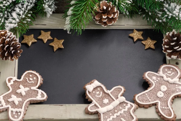 Kerstmis begrip. Zwarte board voor tekst en gingerbread man — Stockfoto