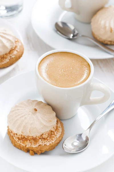 Čerstvý cappuccino a koláče, pohled shora — Stock fotografie
