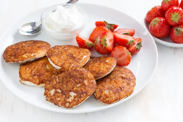 Frittelle con fragole fresche e panna, primo piano — Foto Stock