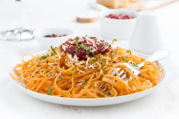 Těstoviny s rajčatovou omáčkou a parmezánem sýrem na talíři, detail — Stock fotografie
