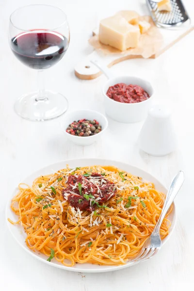 Domates soslu spagetti ve parmesan peyniri.