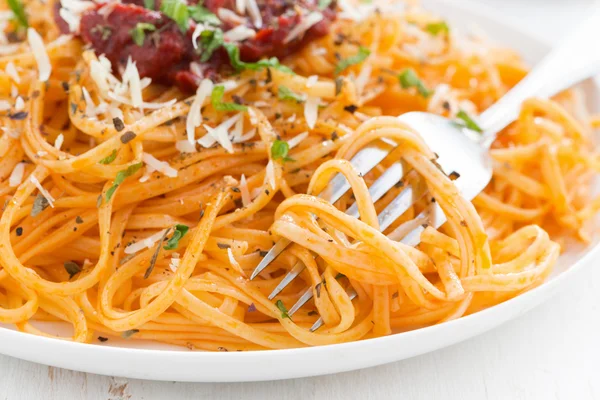 Pasta met tomaten saus en Parmezaanse kaas, selectieve aandacht — Stockfoto