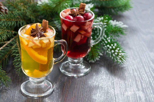 Bebidas especiadas de Navidad en vasos sobre un fondo de madera — Foto de Stock