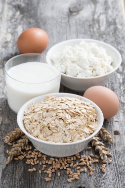 taze ürünler - yulaf ezmesi, yumurta, peynir ve süt
