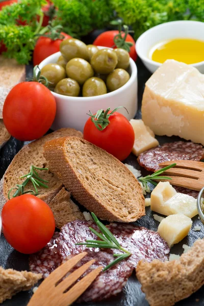 lezzetli antipasti, yakın çekim dikey ürün yelpazesine