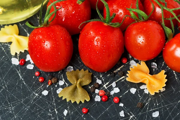 Fondo oscuro con tomates cherry e ingredientes —  Fotos de Stock