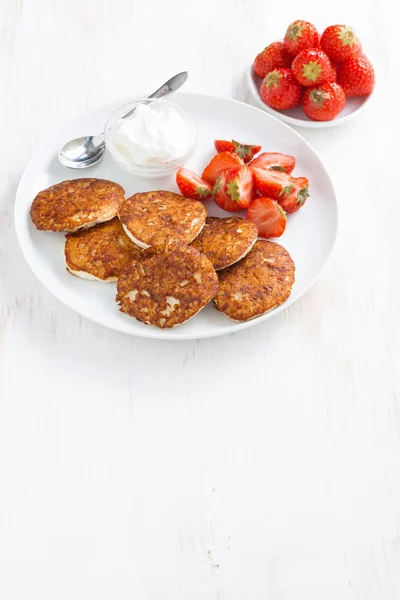 Pancakes with fresh strawberries and cream — Stock Photo, Image