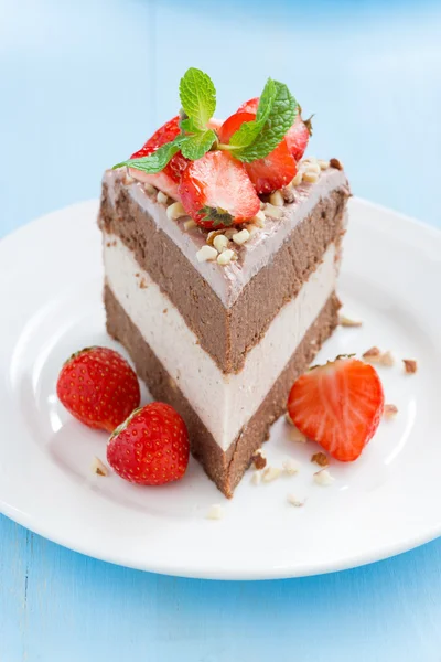 Stück dreilagiger Schokoladenkuchen mit frischen Erdbeeren — Stockfoto