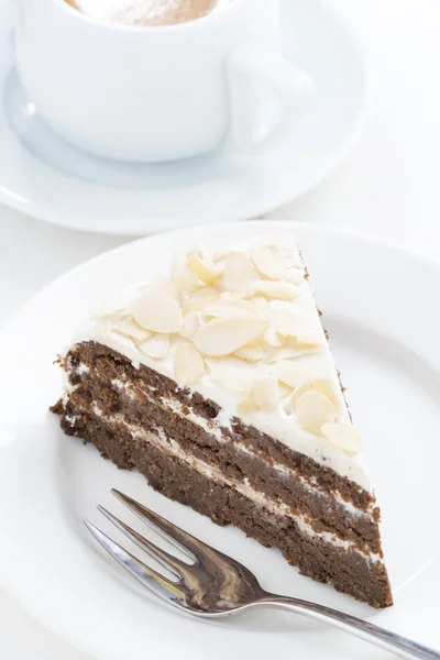 Pedazo de pastel de chocolate con crema, vertical —  Fotos de Stock