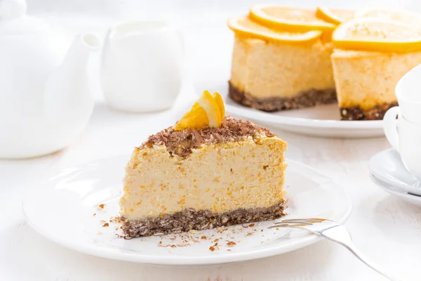 Morceau de gâteau au fromage orange sur une assiette — Photo