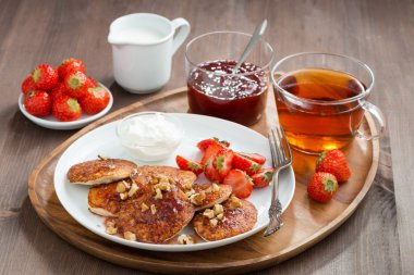 Lezzetli kahvaltı. Krep taze çilek ve krema ile