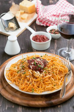 İtalyan gıda - makarna domates sos ve peynir, dikey