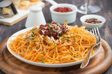 İtalyan gıda - domates sos ve peynir ile makarna