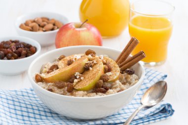 elma, üzüm ve tarçın kahvaltıda yulaf ezmesi