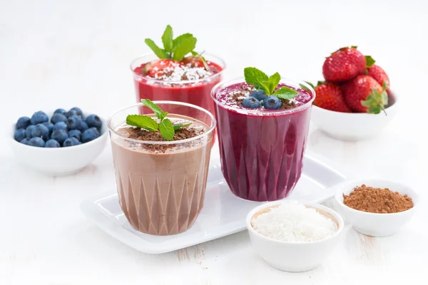 Milkshakes assortis - fraise, myrtille et chocolat — Photo