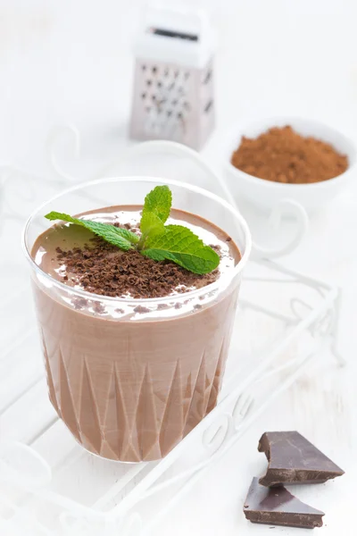 Chocolade milkshake en ingrediënten, verticale — Stockfoto