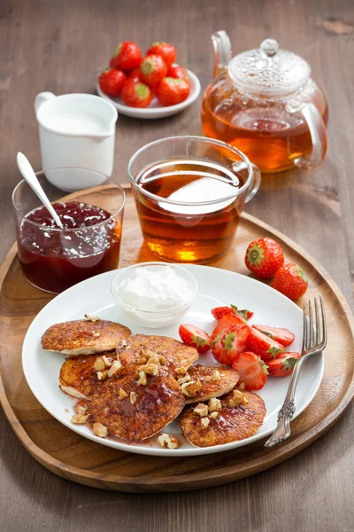 Läcker frukost. Pannkakor med färska jordgubbar och grädde — Stockfoto