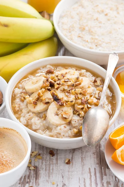 Desayuno saludable - avena con plátano, miel y nueces —  Fotos de Stock