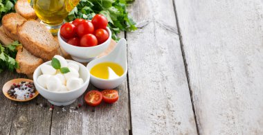 mozzarella ve ahşap arka plan üzerinde salata için malzemeler
