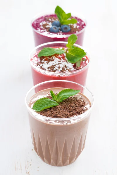 グラスにチョコレート、ブルーベリー、イチゴのミルクセーキ — ストック写真
