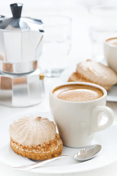 Tazza di caffè espresso e torte per la prima colazione, attenzione selettiva — Foto Stock