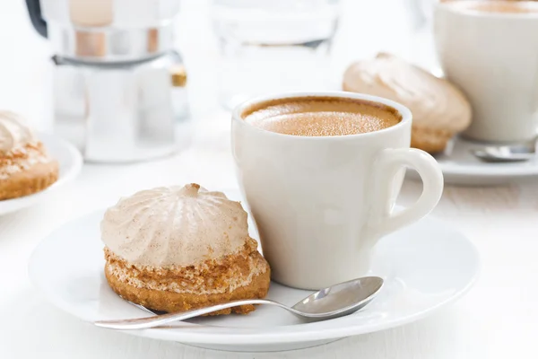 Šálek espresso a k snídani na stůl koláče — Stock fotografie