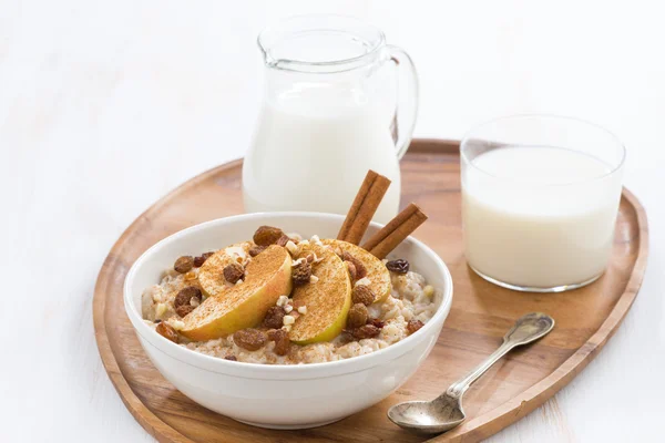 Healthy breakfast - oatmeal with apples, raisins, cinnamon — Stock Photo, Image
