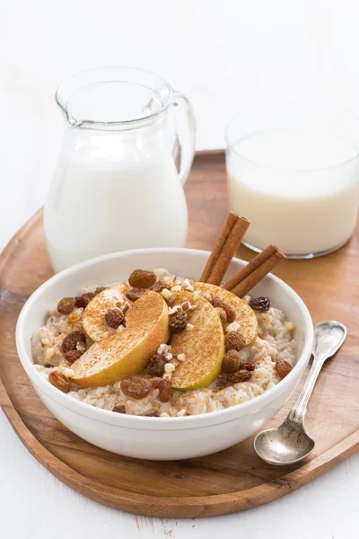 Hälsosam frukost - havregrynsgröt med äpplen, russin, kanel — Stockfoto