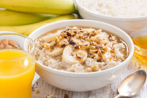 Desayuno saludable - avena con plátano, miel y nueces —  Fotos de Stock