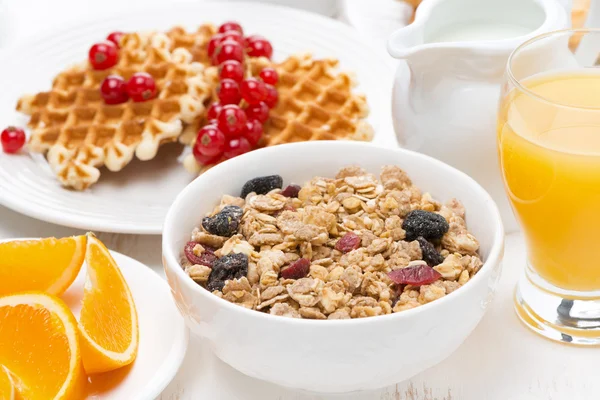 Muesli, waffles com bagas frescas e suco de laranja — Fotografia de Stock