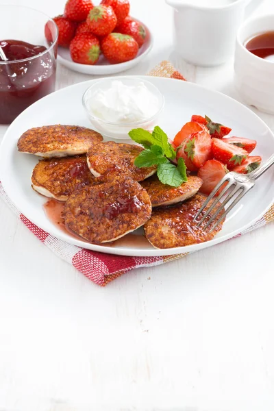 Pancakes with fresh strawberries, jam and tea — Stock Photo, Image