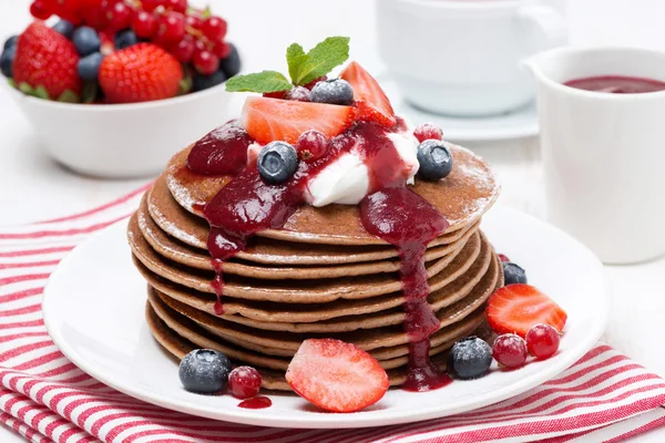 Pancakes with cream, fruit sauce and berries — Stock Photo, Image