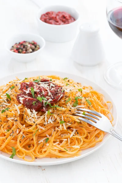 Espaguete com molho de tomate e queijo parmesão no prato — Fotografia de Stock