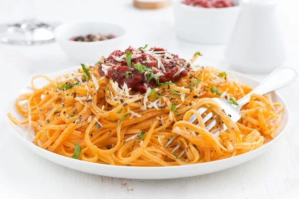 Спагетті з томатним соусом і пармезаном, крупним планом — стокове фото