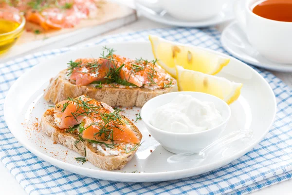 Bread with salted salmon and cream cheese — Stock Photo, Image