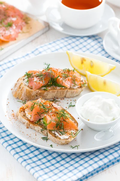 Bread with salted salmon and cream cheese on plate for breakfast — Stock Photo, Image