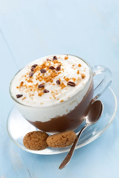 Čokoládový dezert se šlehačkou a amaretti Cup — Stock fotografie