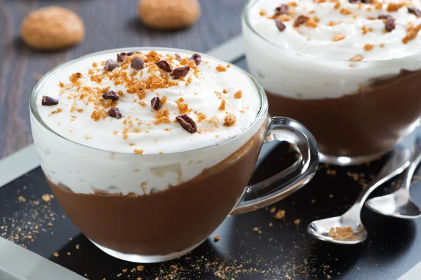 Dessert al cioccolato con panna e amaretti in tazze — Foto Stock