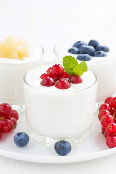 ผลิตภัณฑ์อาหาร โยเกิร์ตประเภทที่มีผลเบอร์รี่สดในแก้ว — ภาพถ่ายสต็อก