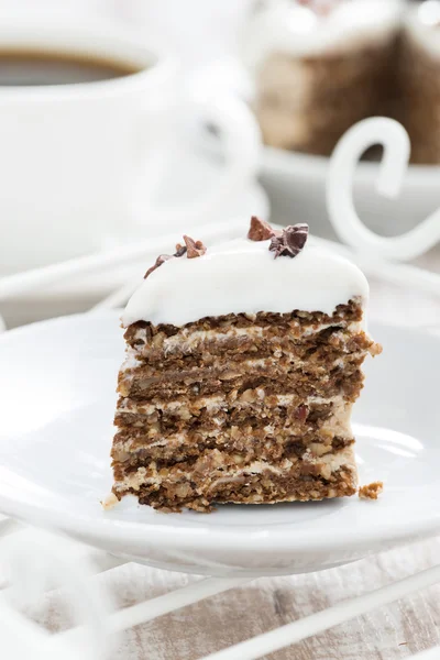 Bit av kaffe kaka med glasyr, vertikal — Stockfoto