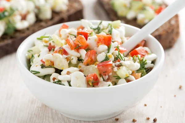 Salada com queijo cottage e legumes, close-up — Fotografia de Stock