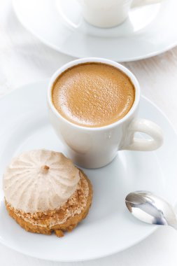 fincan espresso ve kek, dikey