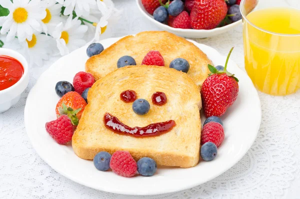 Frühstück mit einem lächelnden Toast, frischen Beeren, Marmelade — Stockfoto