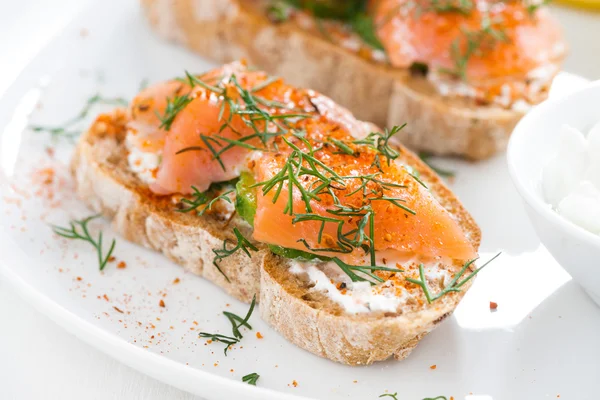 Läcker förrätt med bröd, saltad lax och grädde ost — Stockfoto