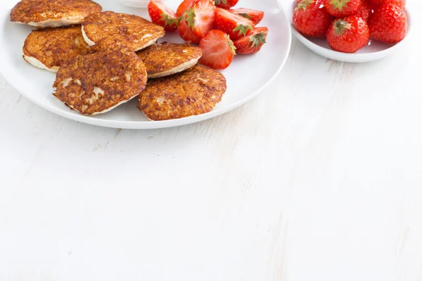 Pancakes with fresh strawberries on plate — Stock Photo, Image